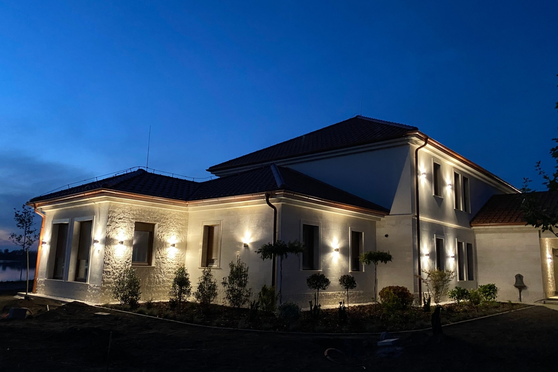 Mészkő homlokzat családi ház